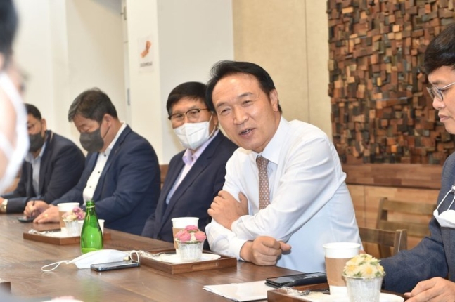 ▲1일 오전 임태희 경기도교육감이 취임 첫날 경기도교육청 남부청사 직원들과 인사를 나누고 있다.  (경기도교육청 제공)