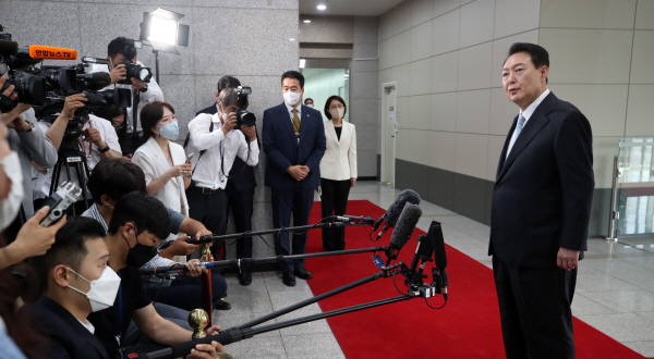 ▲윤석열 대통령이 4일 오전 서울 용산 대통령실 청사로 출근하며 취재진의 질문에 답하고 있다.  (연합뉴스)