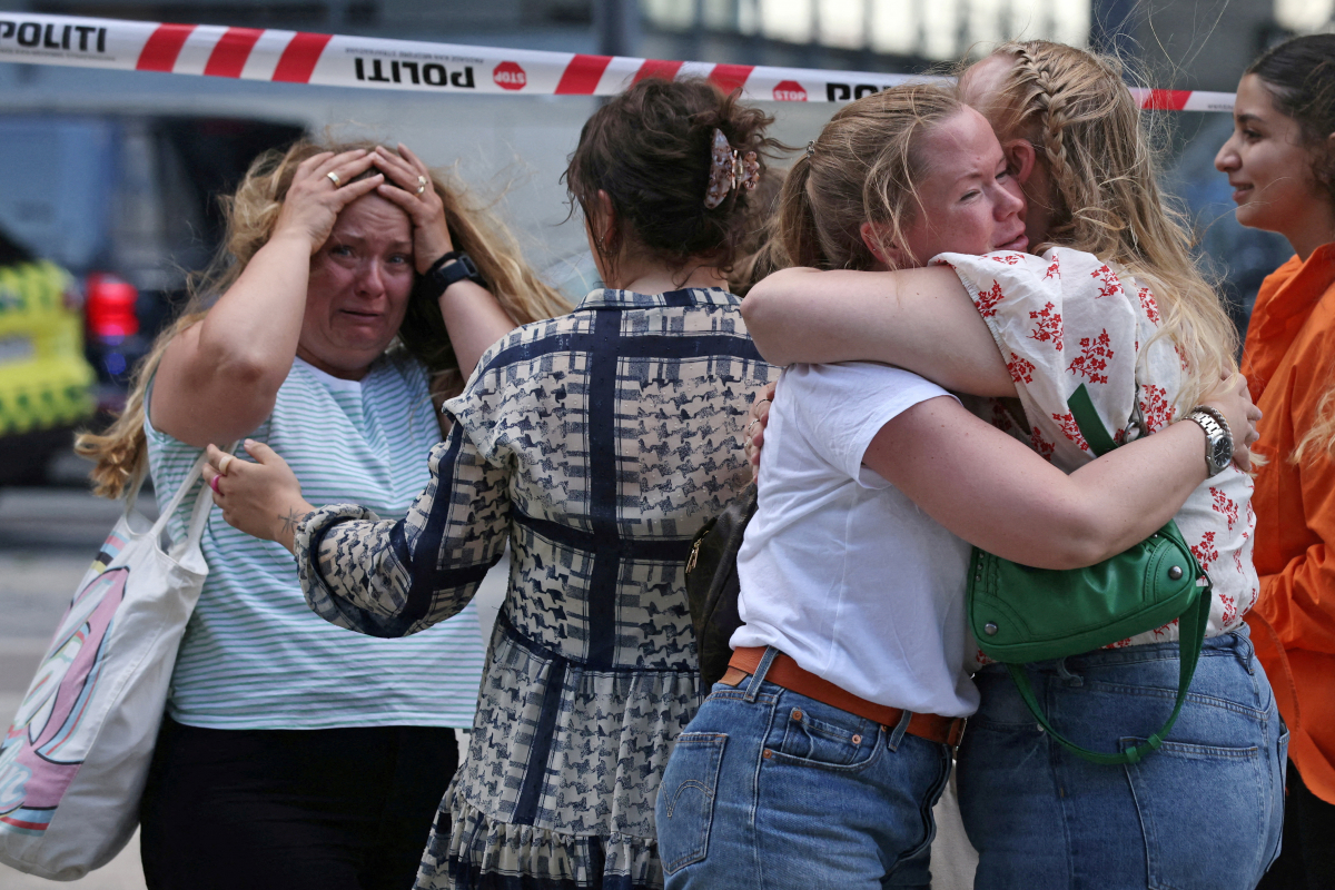 ▲3일(현지시간) 오후 덴마크 수도 코펜하겐 대형 쇼핑몰에서 총격사건이 발생한 가운데 시민들이 쇼핑몰 밖에서 눈물을 흘리며 서로를 안고 있다. 경찰 당국은 이날 총격 사건으로 3명이 숨지고 3명이 위중한 상태라고 밝혔다. 코펜하겐/로이터연합뉴스