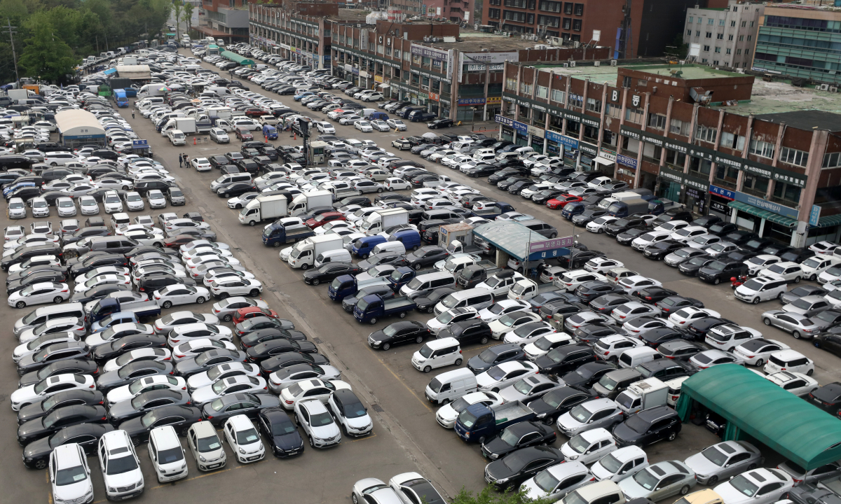 ▲4일 중고차 거래 플랫폼 기업 케이카(K Car)가 국내 중고차 시장을 분석한 결과, 이달 중고차 시세가 지난달에 이어 전반적으로 하락하는 가운데 ‘신차급 중고차’는 꾸준한 수요로 감가 방어를 이어갈 것으로 예상됐다. 사진은 지난 4월 서울 성동구 장안평중고차매매시장. (뉴시스)