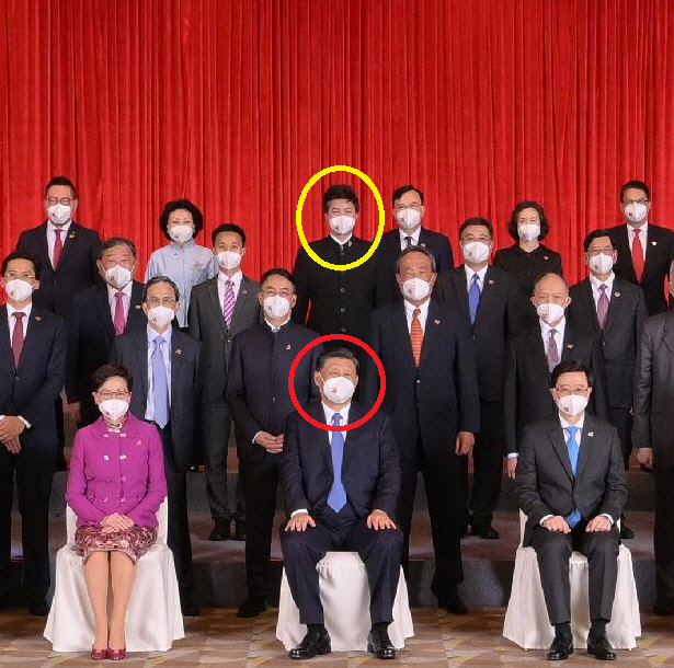 ▲시진핑(빨간 원) 중국 국가주석이 지난달 30일 스티븐 호(노란 원) 홍콩 입법회 의원 등 홍콩 관계자들과 사진을 찍고 있다. 출처 홍콩 정부 홈페이지
