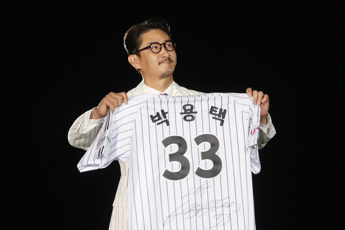 ▲박용택 KBSN 해설위원이 3일 오후 서울 송파구 잠실야구장에서 열린 은퇴식 및 영구결번식에서 유니폼을 들어 보이고 있다. (뉴시스)