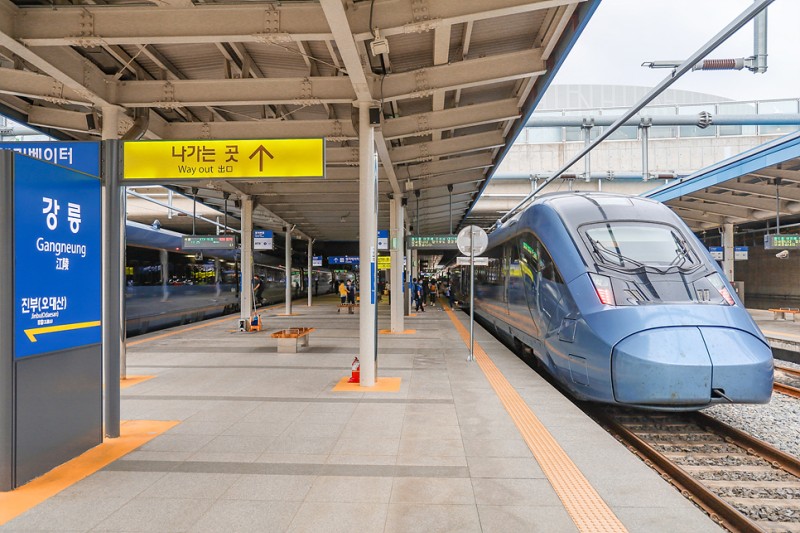 ▲강릉선 KTX-이음이 강릉역에 도착해 있다. (사진제공=한국철도공사)