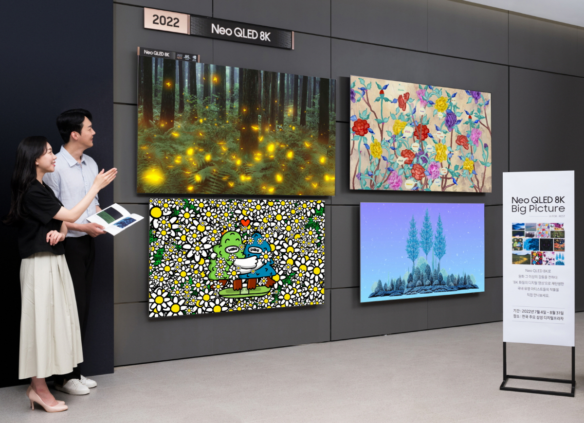 ▲삼성전자 모델이 서울 대치동에 위치한 삼성 디지털프라자 대치본점에서 Neo QLED 8K를 통해 8K 화질의 디지털 작품을 감상하고 있다. 왼쪽 위부터 시계방향으로 이정록 작가의 'Nabi 30', 김근중 작가의 'Natural Being 843', 정영환 작가의 'Just gazing-resting', 요요진 작가의 'Hug our trees'. (제공=삼성전자)