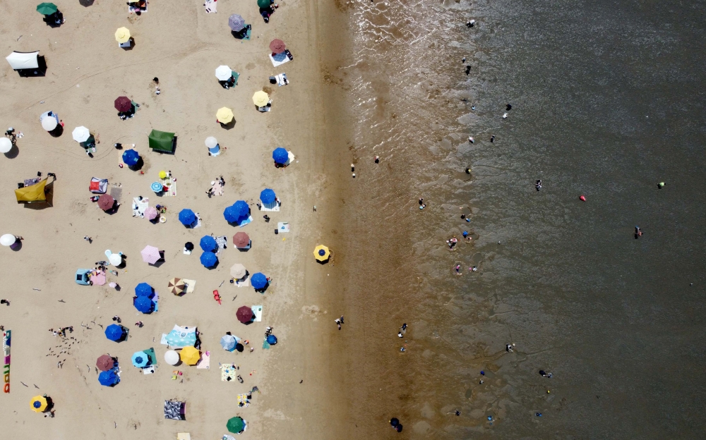 ▲서울 낮 최고기온이 33도를 기록하는 등 전국 대부분 지역에 폭염특보가 발효된 3일 경기 안산시 대부도 방아머리해수욕장이 피서객들로 붐비고 있다. (이투데이DB)