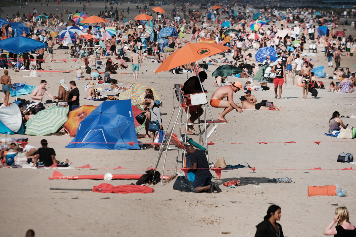 ▲뉴욕 시민들이 코니 아일랜드 해변에서 무더위를 식히고 있다. 천정부지로 오르는 물가가 미국인들이 해외여행을 꺼리게 하고 있다.
 AFP연합뉴스
