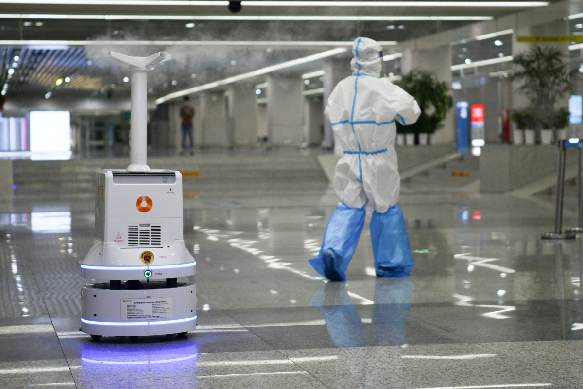 ▲중국 안후이성 허페이에서 4월 28일 방역 직원이 허페이역을 방역하고 있다. 허페이/신화뉴시스