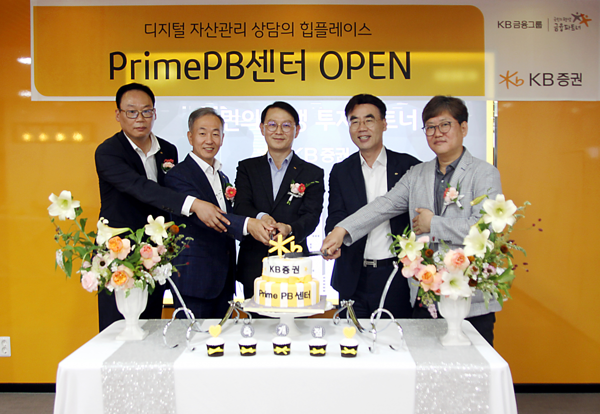 ▲지난 4일 KB증권 대치동 사옥에서 PrimePB센터 오픈식을 진행하며 KB증권 김유진 Prime센터장(왼쪽부터), 금원경 강남지역본부장, 이경태 PrimePB센터장, 이홍구 WM영업총괄본부장, 하우성 M-able Land Tribe장이 기념사진을 촬영하고 있다. (사진=KB증권)