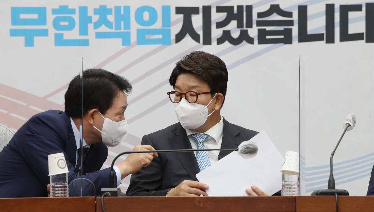 ▲국민의힘 권성동 원내대표와 성일종 정책위의장이 5일 서울 여의도 국회에서 열린 원내대책회의에서 대화하고 있다. (국회사진기자단)