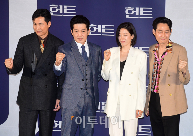 ▲영화 '헌트' 제작보고회가 열린 5일 서울 성동구 메가박스 성수에서 감독 겸 주연을 맡은 이정재(오른쪽부터), 전혜진, 허성태, 정우성이 포토타임을 갖고 있다. 고이란 기자 photoeran@