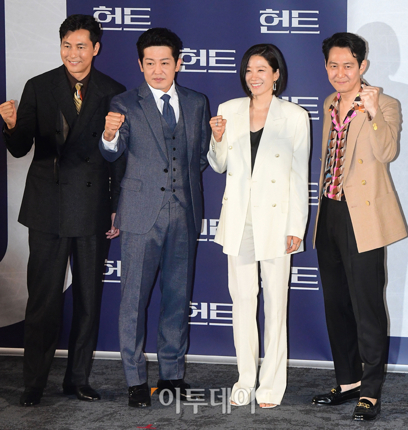 ▲영화 '헌트' 제작보고회가 열린 5일 서울 성동구 메가박스 성수에서 감독 겸 주연을 맡은 이정재(오른쪽부터), 전혜진, 허성태, 정우성이 포토타임을 갖고 있다. 고이란 기자 photoeran@