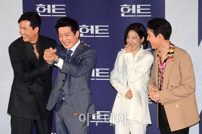 ▲영화 '헌트' 제작보고회가 열린 5일 서울 성동구 메가박스 성수에서 감독 겸 주연을 맡은 이정재(오른쪽부터), 전혜진, 허성태, 정우성이 포토타임을 갖고 있다. 고이란 기자 photoeran@