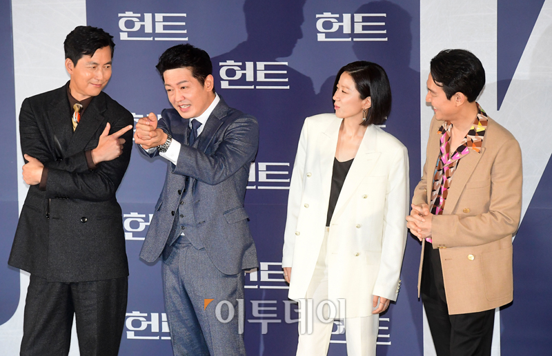 ▲영화 '헌트' 제작보고회가 열린 5일 서울 성동구 메가박스 성수에서 감독 겸 주연을 맡은 이정재(오른쪽부터), 전혜진, 허성태, 정우성이 포토타임을 갖고 있다. 고이란 기자 photoeran@