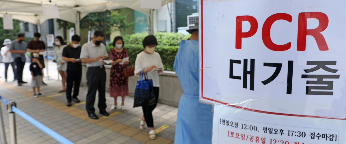 ▲내 코로나19 하루 신규확진자 수가 전주 대비 8253명 급증해 1만 8147명을 기록한 5일 오전 서울 서초구보건소 선별진료소에서 검사 대상자들이 pcr 검사를 기다리고 있다. (뉴시스)