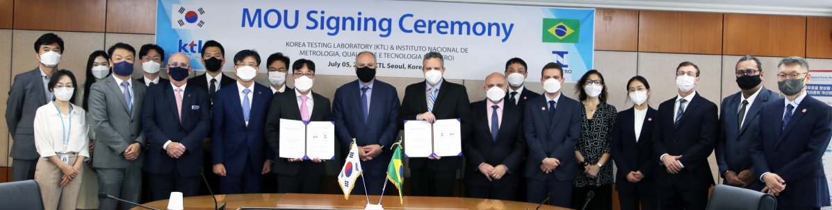 ▲한국산업기술시험원(KTL)과 브라질 국립계량품질기술원(INMETRO) 관계자들이 5일 전기·전자·저장 시스템(Storage system) 및 에너지 관리 분야의 시험인증 협력을 위한 업무협약을 체결하고 기념촬영을 하고 있다. (사진제공=KTL)