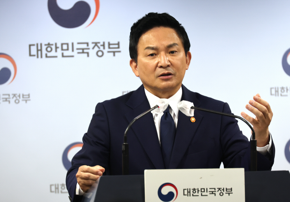 ▲원희룡 국토부 장관이 5일 정부서울청사에서 한국토지주택공사와 한국철도공사 등 산하 공공기관으로부터 자체 혁신안을 제출받아 민관합동으로 철저한 검증을 하기로 했다며 브리핑을 하고 있다. (연합뉴스)