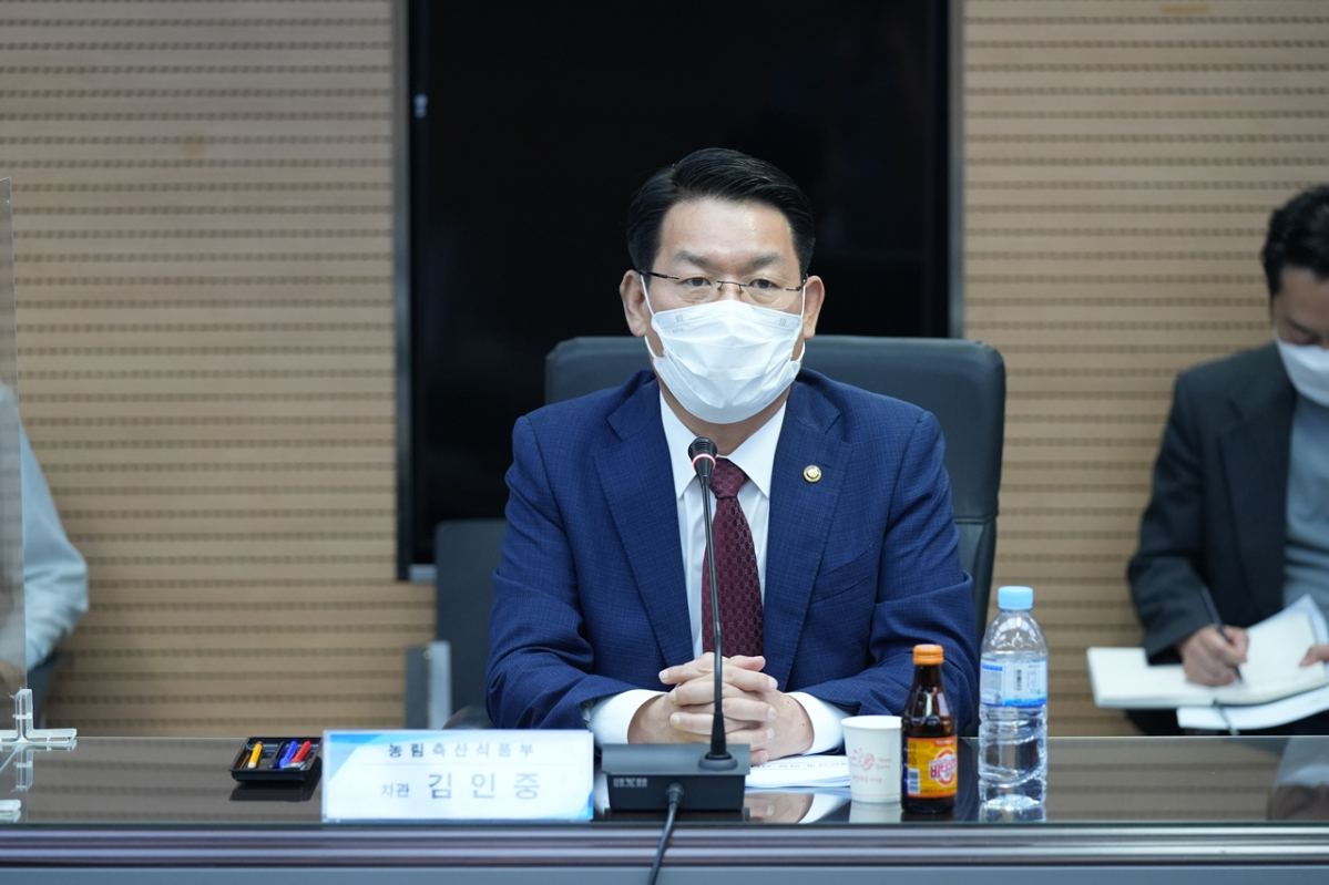 ▲김인중 농림축산식품부 차관이 5일 한국농수산식품유통공사(aT)에서 열린 국내 주요 제분업체 9개사와 간담회에서 '밀가루 가격 안정 지원사업'에 대해 설명하고 있다. (사진제공=농림축산식품부)