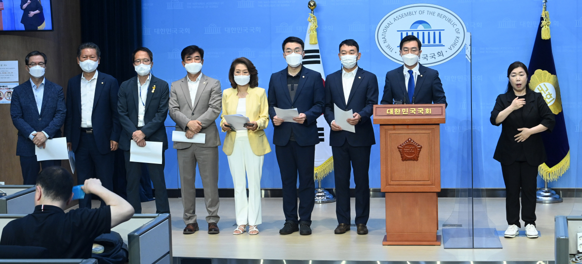 ▲더불어민주당 의원들이 5일 서울 여의도 국회 소통관에서 전대 룰과 관련해 기자회견을 갖고 있다. 왼쪽부터 정성호, 정청래, 박주민, 김병욱, 양이원영, 김남국, 김용민, 장경태 의원. (공동취재사진) 