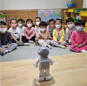 ▲알파 미니 로봇 체험을 하고 있는 아이들.  (자료제공=서울시)