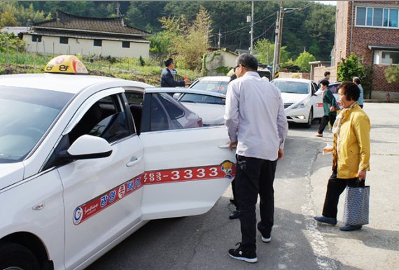 ▲전남_광양시에서 한 시민이 '광양 100원 택시'를 이용하고 있다.(광양시)