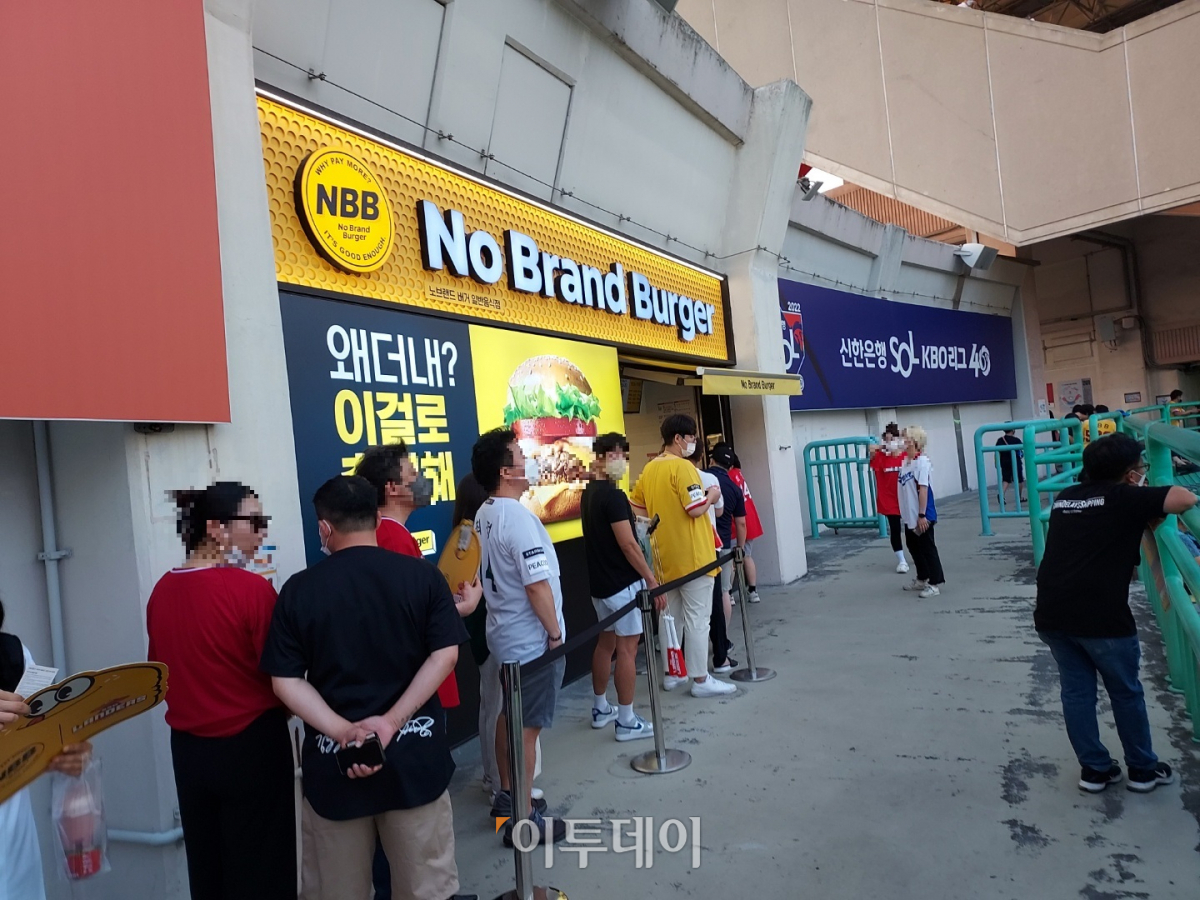 ▲5일 인천 SSG랜더스 필드에 있는 노브랜드 버거 매장 앞에 사람들이 줄을 서고 있다.  (사진=한영대 기자 yeongdai@)