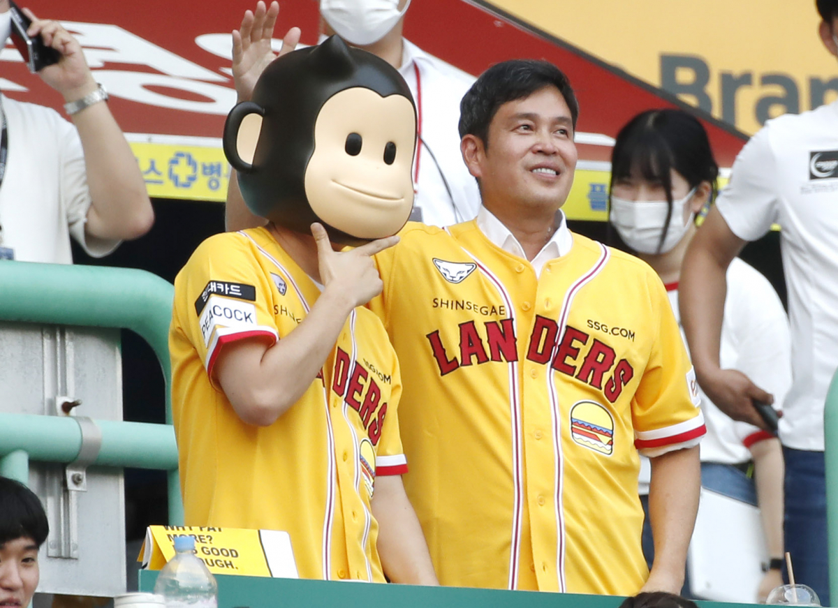 ▲5일 오후 인천 미추홀구 SSG랜더스필드에서 열린 2022 신한은행 SOL 프로야구 SSG랜더스와 롯데자이언츠의 경기를 찾은 정용진 신세계그룹 부회장이 마스코트 제이릴라와 함께 사진을 찍고 있다.  (뉴시스)