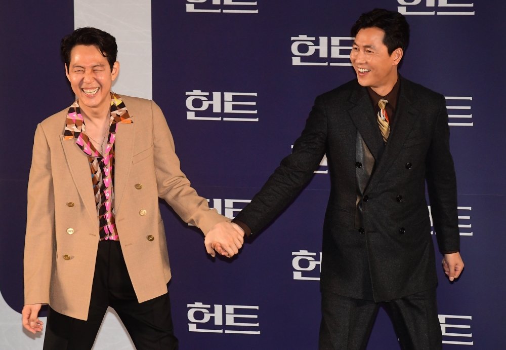 ▲영화 '헌트' 제작보고회가 열린 5일 서울 성동구 메가박스 성수에서 감독 겸 주연을 맡은 이정재(오른쪽)와 정우성이 포토타임을 갖고 있다. 고이란 기자 photoeran@ (이투데이DB)