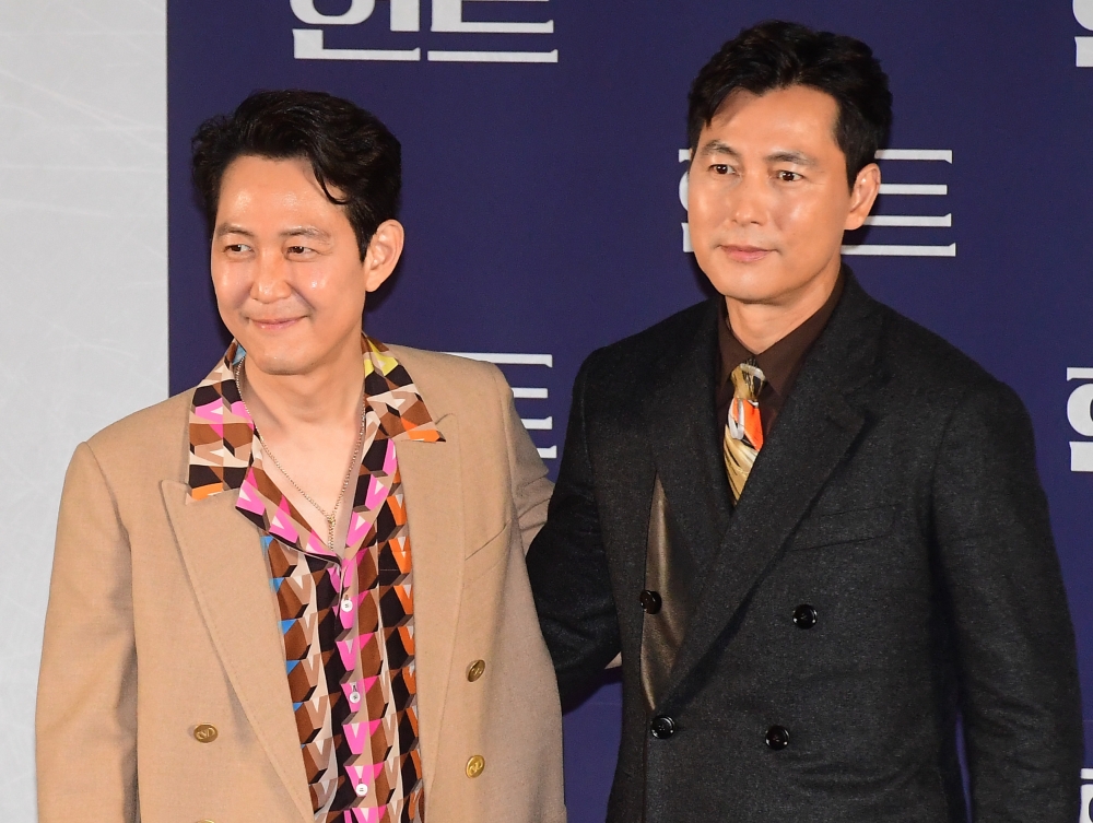 ▲영화 '헌트' 제작보고회가 열린 5일 서울 성동구 메가박스 성수에서 감독 겸 주연을 맡은 이정재(오른쪽)와 정우성이 포토타임을 갖고 있다. 고이란 기자 photoeran@ (이투데이DB)