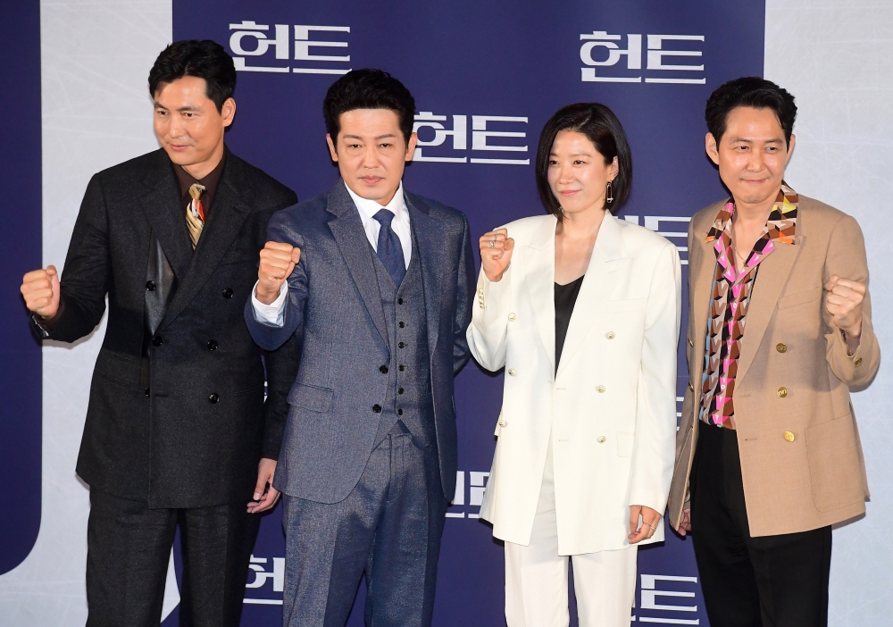 ▲영화 '헌트' 제작보고회가 열린 5일 서울 성동구 메가박스 성수에서 감독 겸 주연을 맡은 이정재(오른쪽부터), 전혜진, 허성태, 정우성이 포토타임을 갖고 있다. 고이란 기자 photoeran@ (이투데이DB)