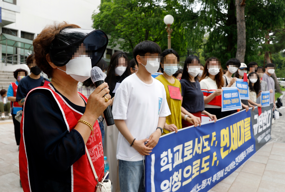 ▲연세대 비정규 노동문제 해결을 위한 공동대책위원회 및 학생들이 6일 서울 연세대 백양관 앞에서 ‘청소경비노동자 투쟁에 연대하는 기자회견’을 하고 있다. 한 학교노동자가 발언하고 있다. (뉴시스)