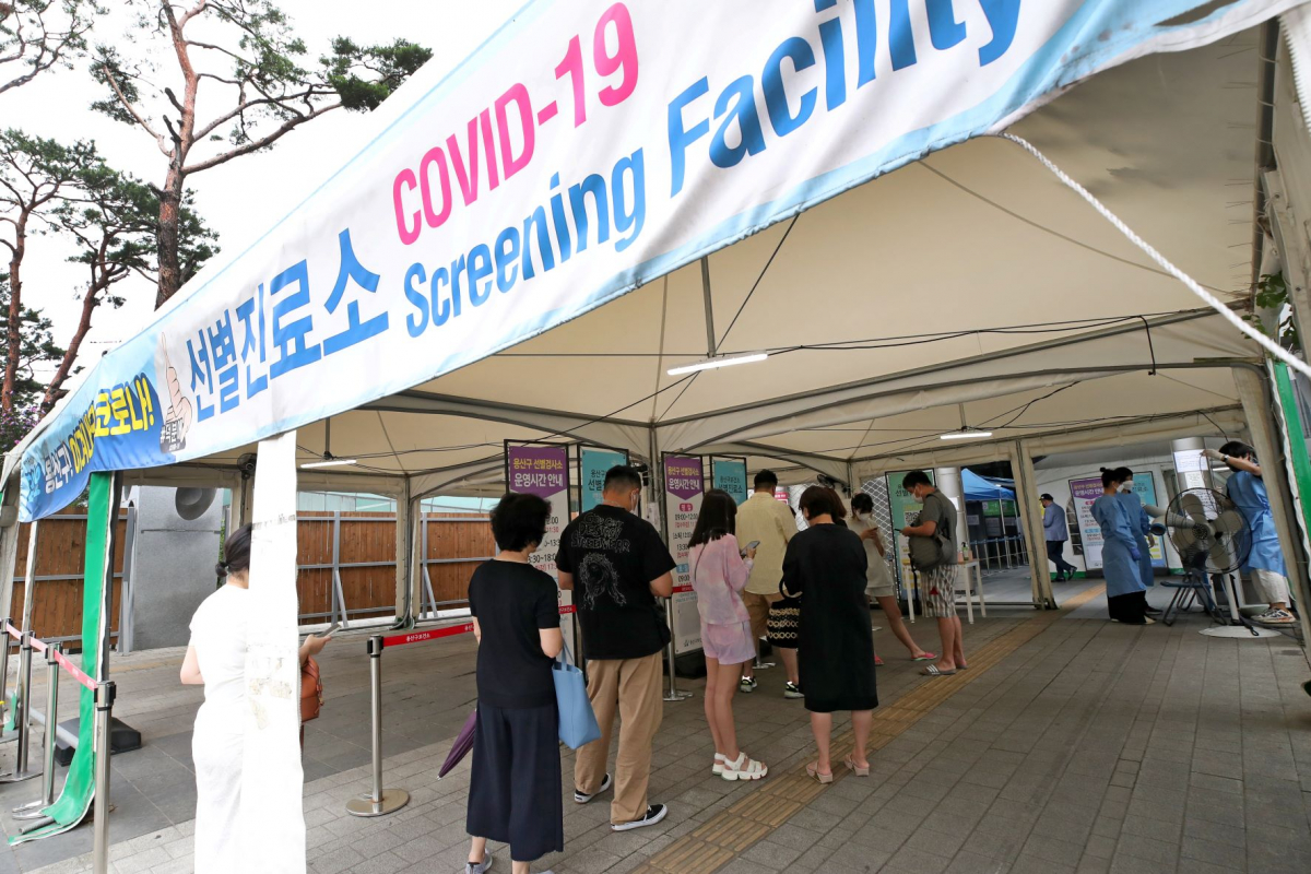 ▲코로나19 신규 확진자가 1만9371명으로 4주 만에 최고치를 기록하는 등 증가세를 보이고 있는 6일 오전 서울 용산구 보건소 선별진료소에서 시민들이 검사를 받기 위해 대기하고 있다. (뉴시스)