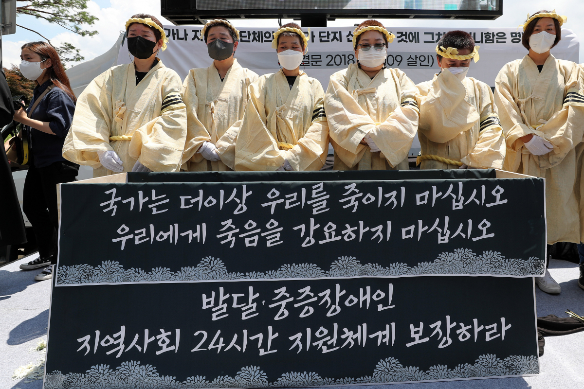 ▲서울 용산구 삼각지역 인근에 열린 발달·중증장애인 참사 T4장례식에서 유족들이 입관식을 마치고 관을 바라보고 있다. (뉴시스)