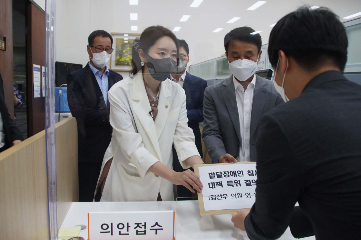 ▲더불어민주당 소속 강선우 의원과 한병도 의원이 6일 오전 '발달장애인 참사 대책 특별위원회 구성 결의안' 의안 접수를 하고 있다. (강선우 의원실)