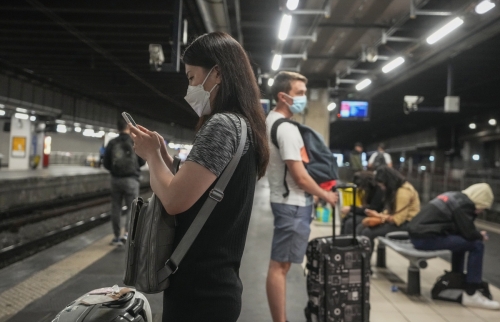 ▲프랑스 파리 기차역에 사람들이 마스크를 쓴 채 서 있다. 파리/AP연합뉴스
