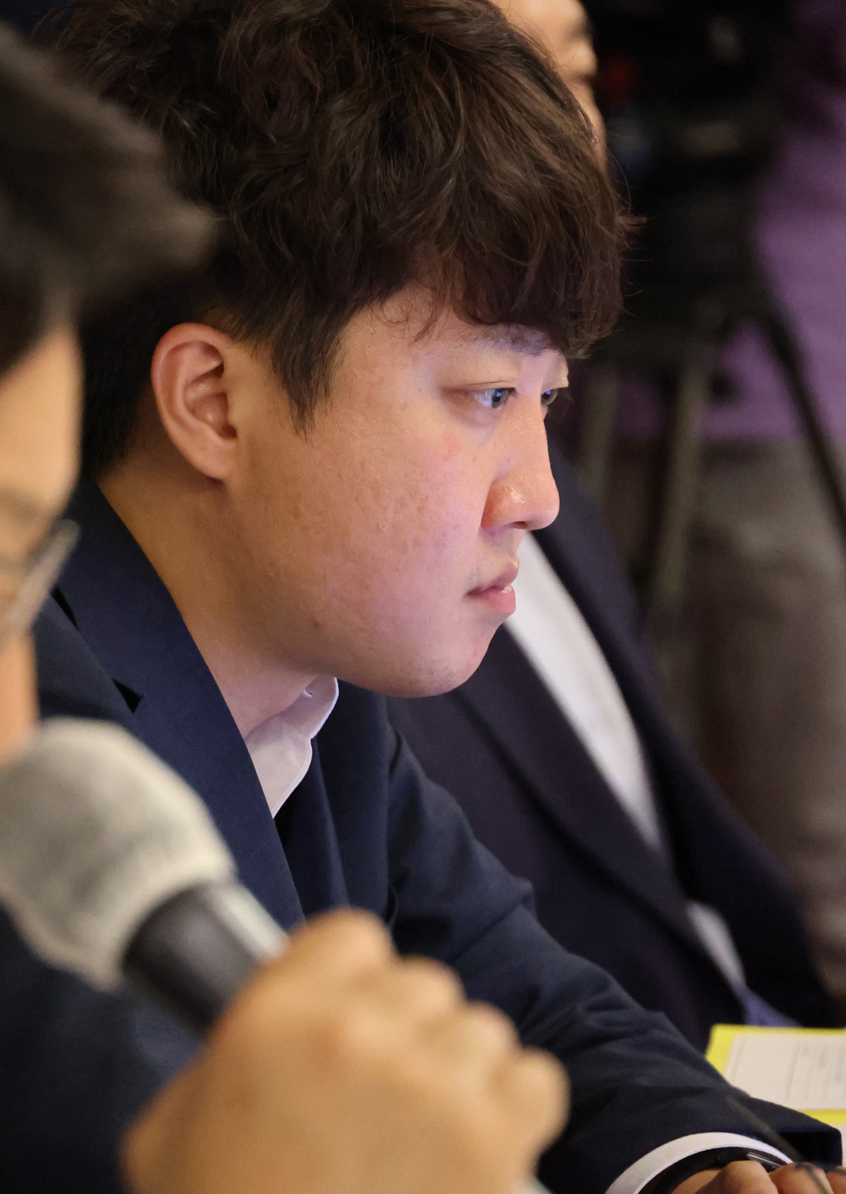 ▲국민의힘 이준석 대표가 6일 서울 종로구 삼청동 총리공관에서 열린 윤석열 정부 첫 고위 당정 협의회에 참석해 있다. 이날 여당에서는 이준석 대표와 권성동 원내대표, 한기호 사무총장, 성일종 정책위의장, 정부에서는 한덕수 국무총리와 추경호 경제부총리, 방문규 국무조정실장, 대통령실에서는 김대기 대통령 비서실장과 이진복 정무수석, 최상목 경제수석이 참석했다. (국회사진기자단)