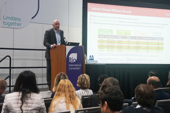 ▲브릿지바이오테라퓨틱스 파벨 프린세브(Pavel Printsev) 사업개발 디렉터가 지난달 16일 2022 바이오 인터내셔널 컨벤션 행사에서 기업 발표를 진행하고 있다. (사진제공=브릿지바이오테라퓨틱스)