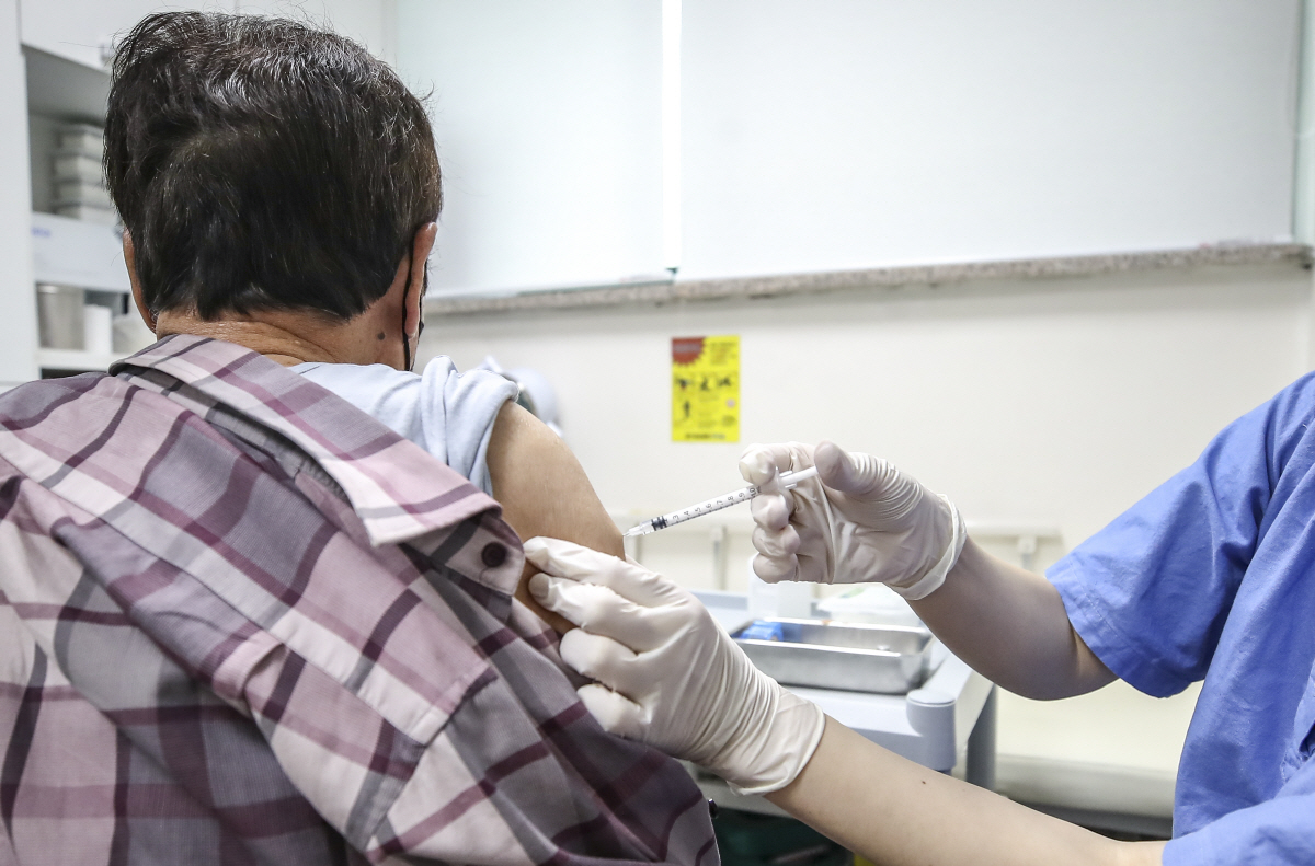 ▲(뉴시스) 4월 14일 서울 은평구 청구성심병원을 찾은 어르신이 코로나19 화이자 4차 백신접종을 받고 있다.