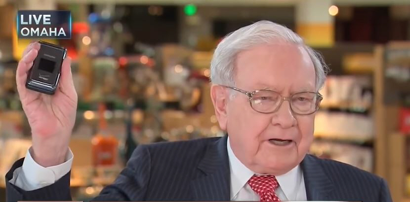 ▲워런 버핏이 쓰던 삼성 폴더폰. (출처= CNBC 캡처)
