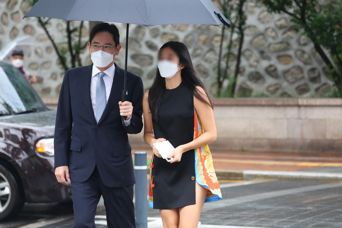 ▲지난달 27일 정의선 현대차그룹 회장의 장녀 결혼식에 참석한 이 부회장과 원주씨. (연합뉴스)