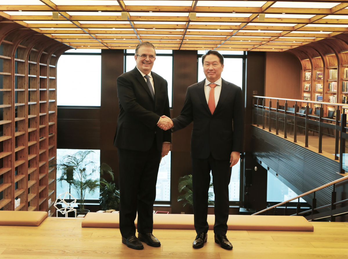 ▲최태원 SK그룹 회장(사진 오른쪽)이 지난 6일 서울 종로구 SK서린빌딩에서 마르셀로 에브라르드 멕시코 외교장관(사진 왼쪽)을 만나 악수하고 있다. (사진제공=SK)