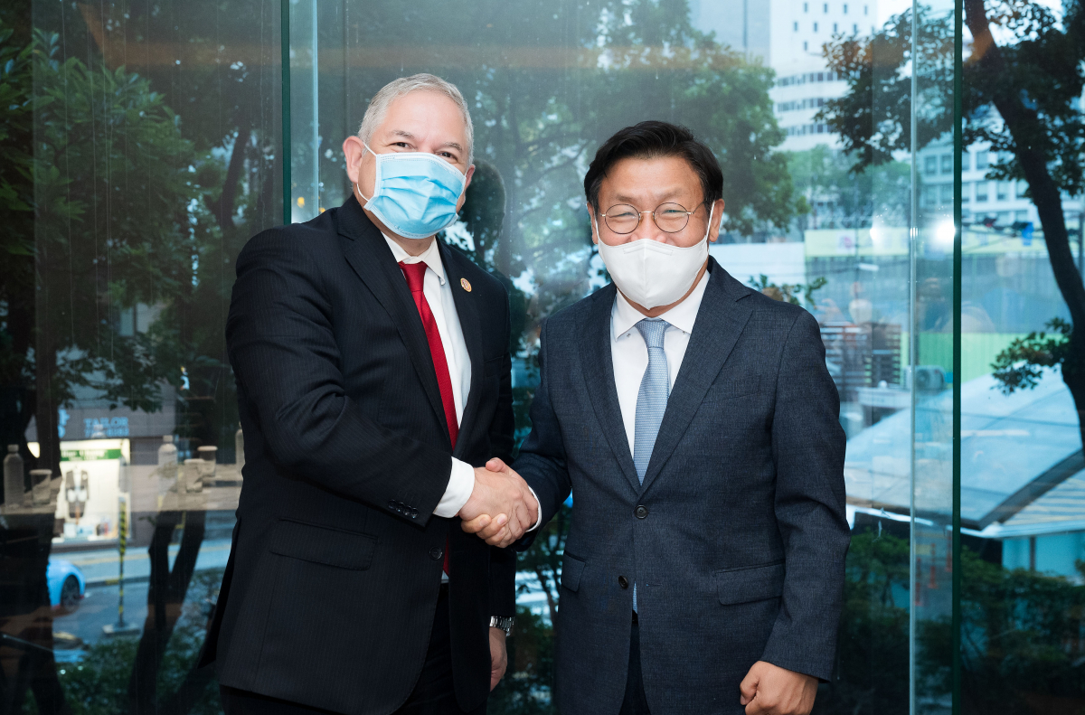 ▲지난 6일 사업 협력 논의를 위해 만난 이재승 삼성전자 생활가전사업부장 사장(오른쪽)과 엔리케 레이나 온두라스 외교부 장관(왼쪽). (사진제공=삼성전자)