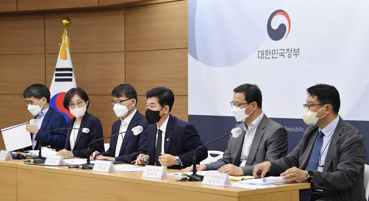 ▲최상대 기획재정부 차관이 7월 6일 정부세종청사에서 열린 '22년 국가재정전략회의 주요 내용 사전 브리핑'에서 주요내용을 발표하고 있다. 왼쪽부터 곽숙영 보건복지부 복지정책관, 김일수 교육부 고등교육정책실장, 나주범 기획재정부 재정혁신국장, 최상대 기획재정부 차관, 김영중 고용노동부 고용정책실장, 김성수 과기부 연구개발투자심의국장. (사진제공=기획재정부)