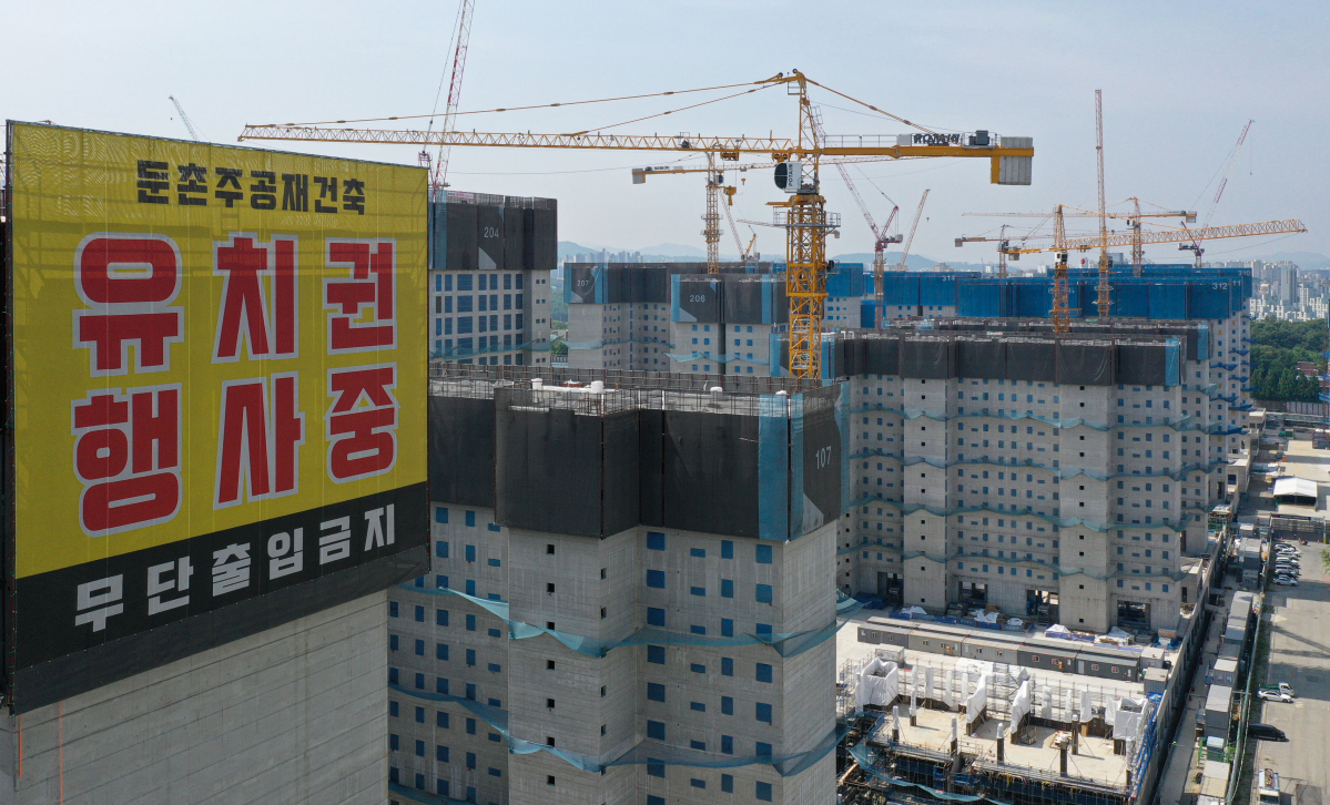 ▲‘둔촌주공 재건축사업’ 조합과 시공사업단(현대건설·HDC현대산업개발·대우건설·롯데건설)이 상가 분쟁 문제를 두고 이견을 보이면서 공사재개에 어려움을 겪고 있다. 사진은 서울 강동구 둔촌주공아파트 재건축 현장. (뉴시스)