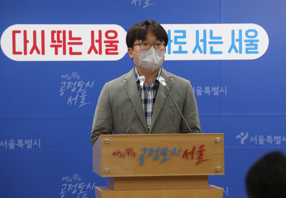 ▲김장수 서울시 공동주택지원과장이 7일 오전 서울시청 브리핑룸에서 둔촌주공 재건축사업 공사중단에 따른 서울시 중재 상황 관련 브리핑을 하고 있다. (뉴시스)