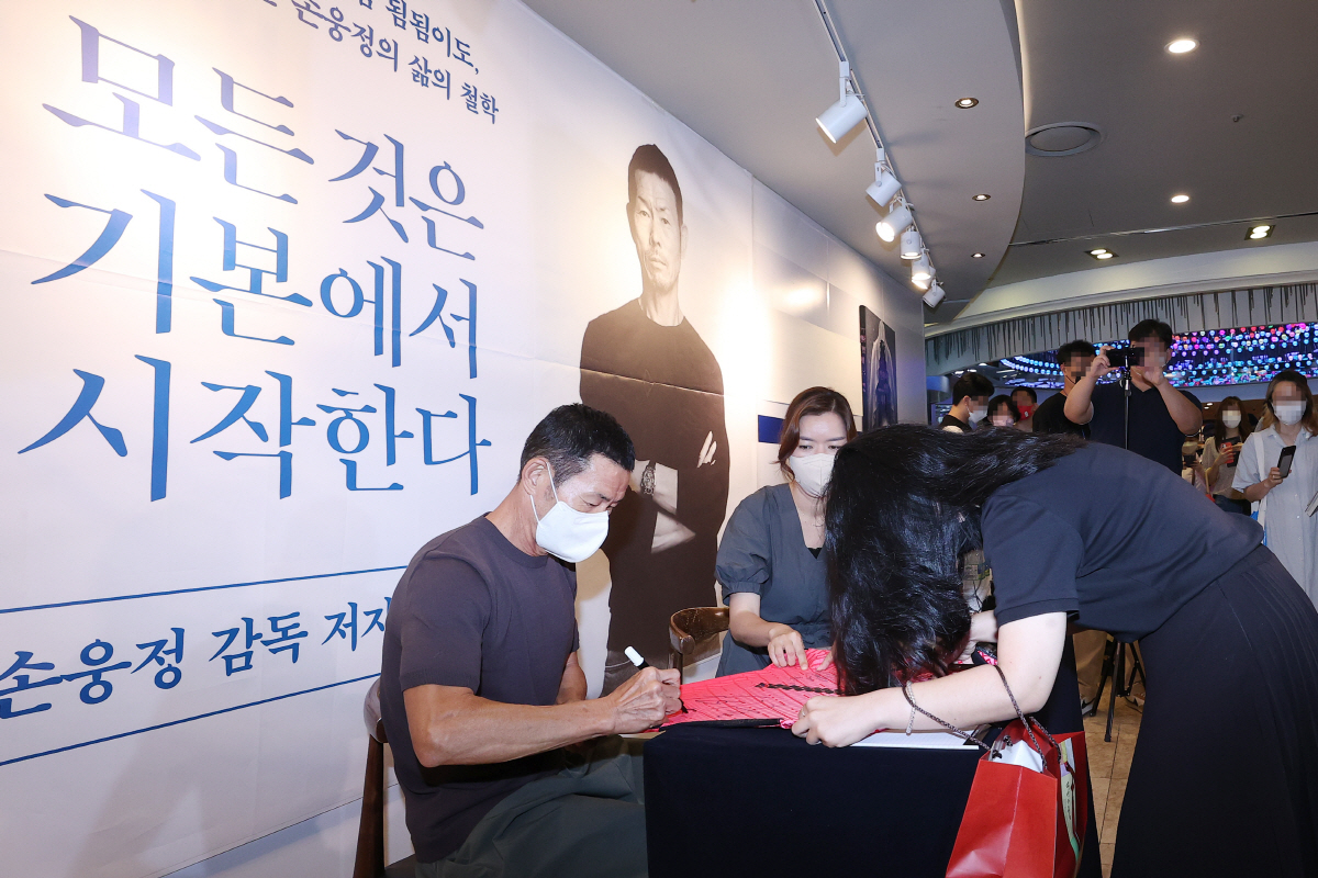 ▲손흥민 선수의 아버지인 손웅정 SON축구아카데미 감독이 7일 오전 서울 종로구 교보문고 광화문점에서 열린 저자 사인회에서 사인하고 있다.(연합뉴스)