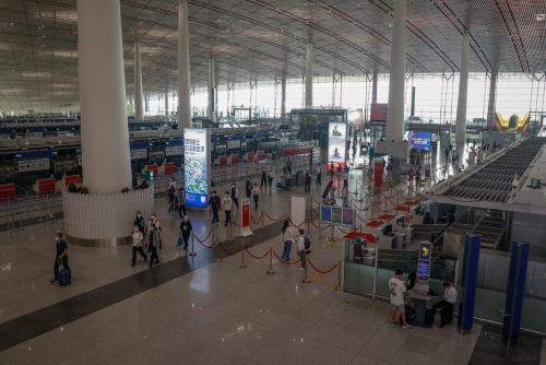 ▲중국 베이징 국제공항에서 사람들이 마스크를 쓴 채 걸어가고 있다. (베이징/EPA연합뉴스)