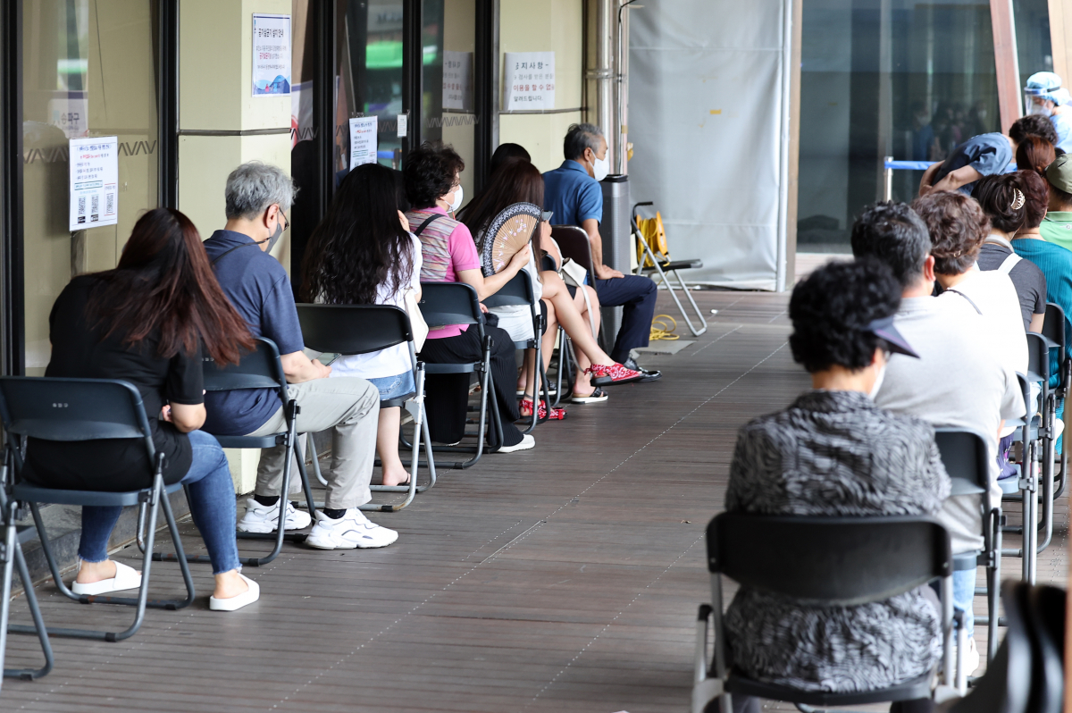 ▲코로나19 신규 확진자 수가 1만8511명을 기록한 7일 오전 서울 송파구 보건소 선별진료소가 검사를 받으려는 시민들로 붐비고 있다. (연합뉴스)