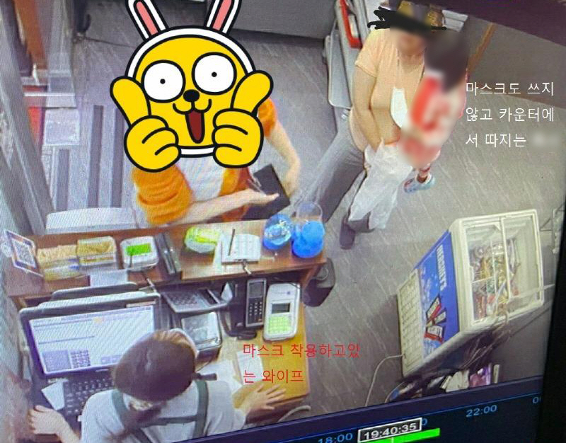 ▲지난해 3월 경기 양주시 옥정동의 한 고깃집에서 모녀가 식당 주인을 상대로 항의하는 모습. (출처=온라인커뮤니티 캡처)