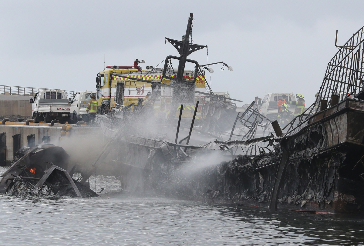 ▲(연합뉴스) 7일 오전 제주시 한림읍 한림항 내 정박한 어선에서 화재가 발생했다. 이날 오후 소방관들이 잔불을 정리하고 있다.
