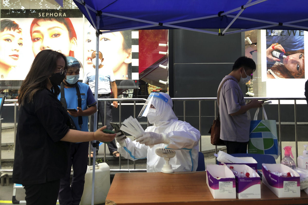 ▲중국 상하이 주민들이 6일 코로나19 검사를 받기 위해 줄 서 있다. 상하이/AP연합뉴스